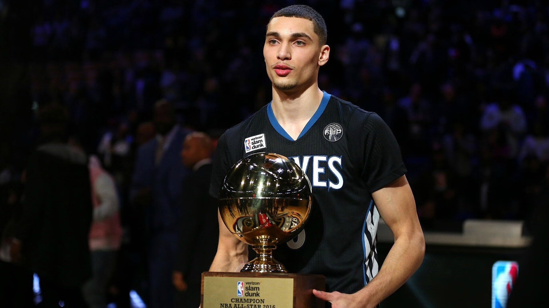 开云体育入口-太阳掀翻灰熊之夜，拉文在F1街道赛接管比赛，当跨界统治力撕开赛场边界